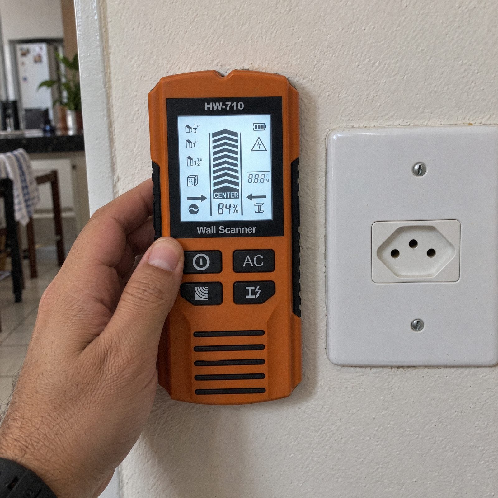 Tela do Detector de Parede Carbon avisando fio com energia